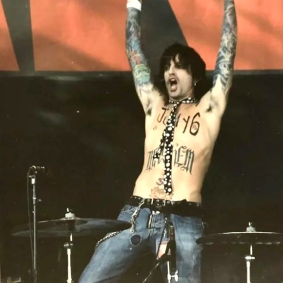 MOTLEY CRUE~Tommy Lee ~Awesome 8X10 Framed Photo - Picture 3 of 9